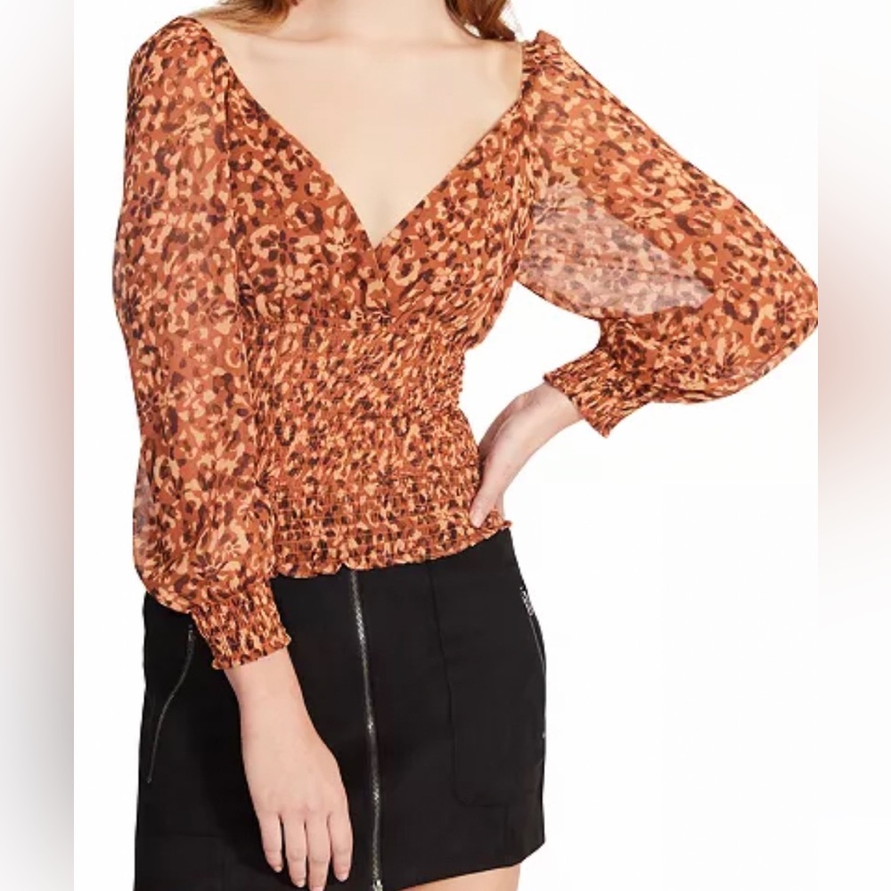 🔥NWT 🔥 STEVE 🔥MADDEN🔥
Women's Shannon Smocked Top